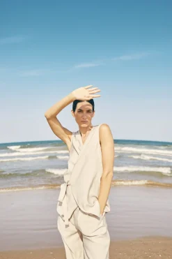 Hot CHALECO VANDONEBEIGE Tops